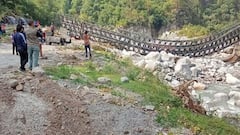 उत्तराखंड में निर्माणाधीन बैली ब्रिज अचानक से गिरा, स्थानीय लोगों ने की जांच की मांग