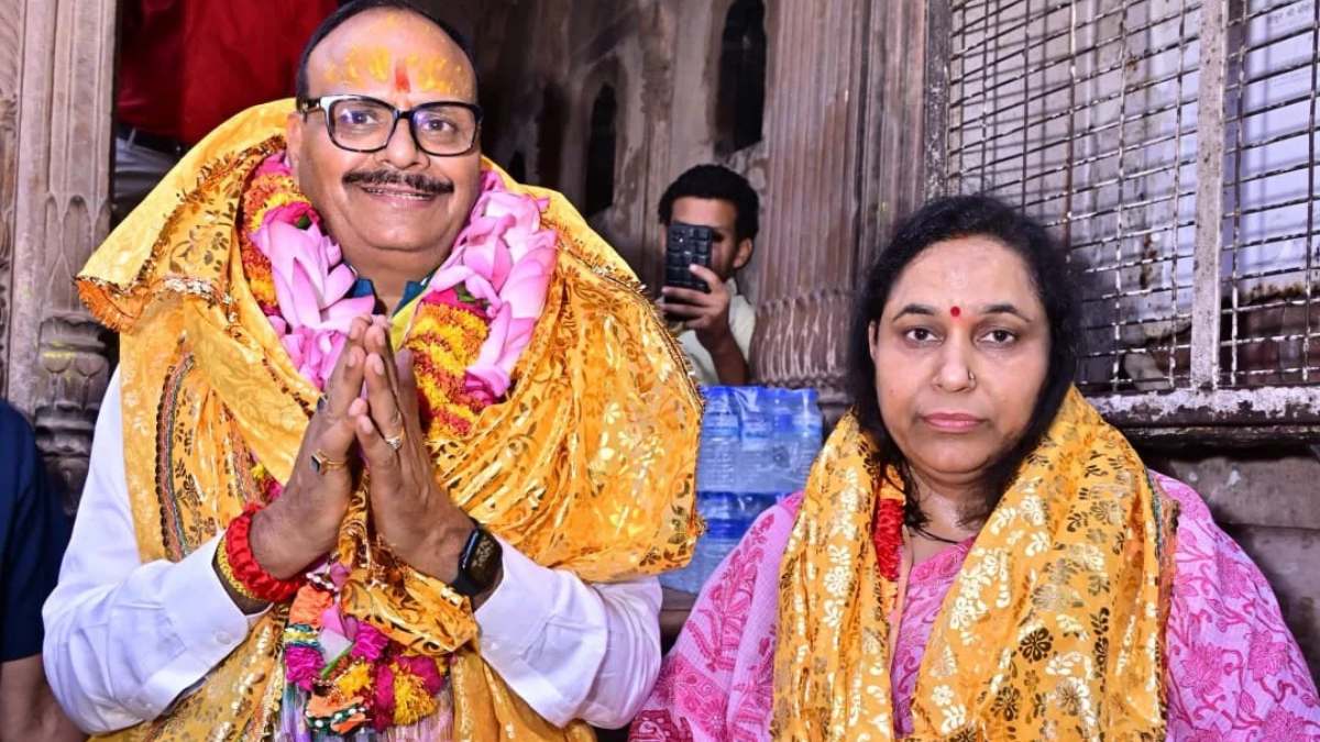 Mathura News: बांके बिहारी मंदिर पहुंचे उपमुख्यमंत्री ब्रजेश पाठक, पूजा अर्चना के बाद सेवायतों ने सौंपा लेटर
