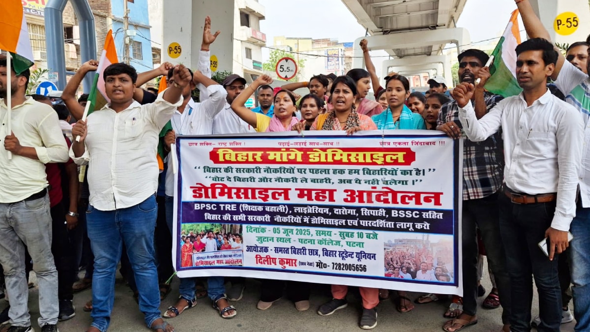 Domicile Policy: पटना में सड़क पर उतरे छात्र, डोमिसाइल नीति लागू करने की मांग, जेपी गोलंबर पर रोका गया