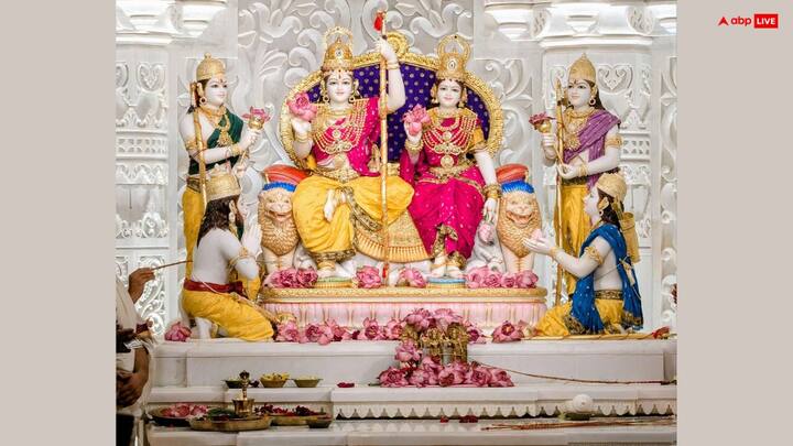 अभिजित मुहूर्त पूर्वाह्म 11.30 से 12 बजे के बीच सभी देव विग्रहों में प्राणों का आधान किया गया. इस दौरान यूपी के सीएम योगी आदित्यनाथ और तमाम संतगण मौजदू रहे. पूरा वातावरण वैदिक ऊर्जा से गुंजायमान रहा.