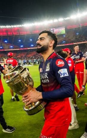 আইপিএল জিতেই কি রোহিতকে খোঁচা দিলেন বিরাট?