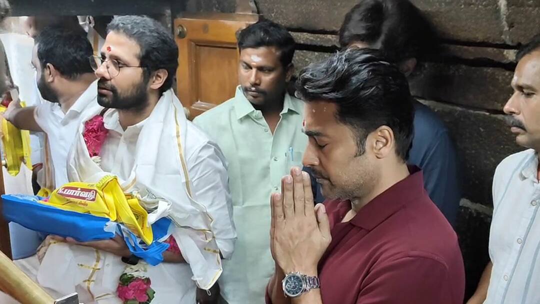 45வது திரைப்படம் கதையை வைத்து பழனி முருகன் கோவிலில்  இயக்குநர் வம்சியுடன்  நடிகர் சூர்யா சாமி தரிசனம்.