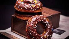 Donut Day 2025: डोनट के बीच में क्यों किया जाता है छेद, आखिर क्या है इसके पीछे की वजह?