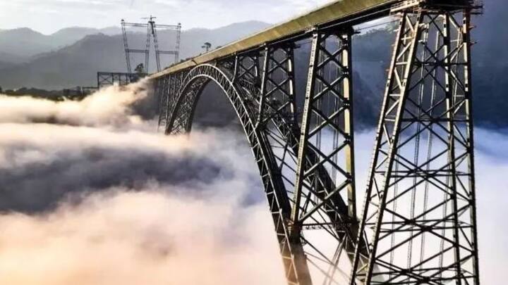 चिनाब पुल स्टील और कंक्रीट से बना आर्क पुल है. इसको बुलेट प्रूफ बनाया गया है जो कि 40 टन टीएनटी के बराबर विस्फोट सहन कर सकता है.