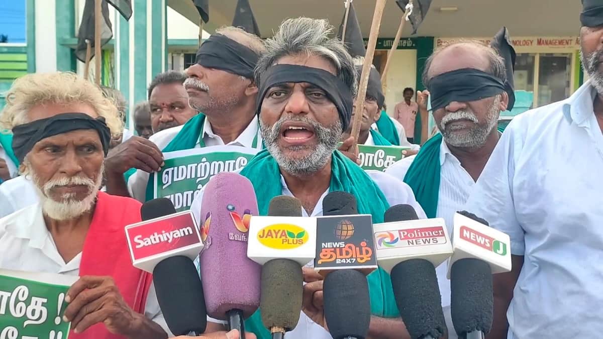 கண்களில் கருப்பு துணியை கட்டி கைகளில் கருப்பு கொடியேந்தி விவசாயிகள் ஆர்ப்பாட்டம்