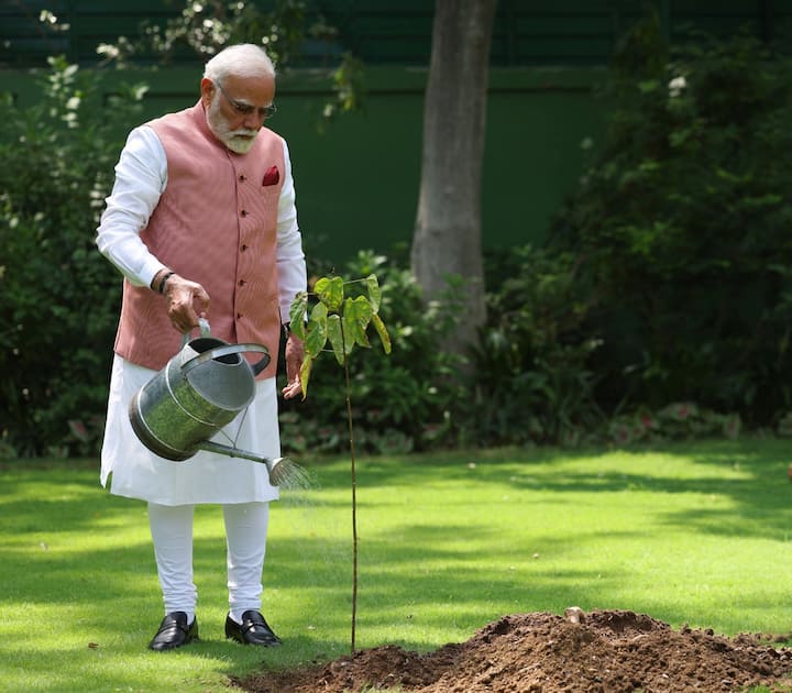 বিশ্ব পরিবেশ দিবস উপলক্ষে, তিনি আজ ‘এক পের মা কে নাম’ উদ্যোগের আওতায় রাজধানীর ভগবান মহাবীর বনস্থলী পার্কে একটি চারা রোপণ করেন। তিনি বিশেষ বৃক্ষরোপণ অভিযানের ছবি শেয়ার করে লিখেছেন, “আজ, বিশ্ব পরিবেশ দিবসে আমরা একটি বিশেষ বৃক্ষরোপণ অভিযানের মাধ্যমে এক পের মা কে নাম উদ্যোগকে শক্তিশালী করেছি। এটি আরাবল্লী পর্বতমালা - আরাবল্লী গ্রিন ওয়াল প্রকল্প পুনঃবনায়নের আমাদের প্রচেষ্টার একটি অংশ।”