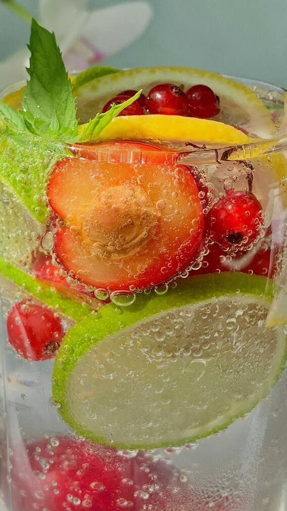 সারাদিন ডিটক্স ওয়াটার পান করছেন? জানেন কী মারাত্মক ক্ষতি হচ্ছে?