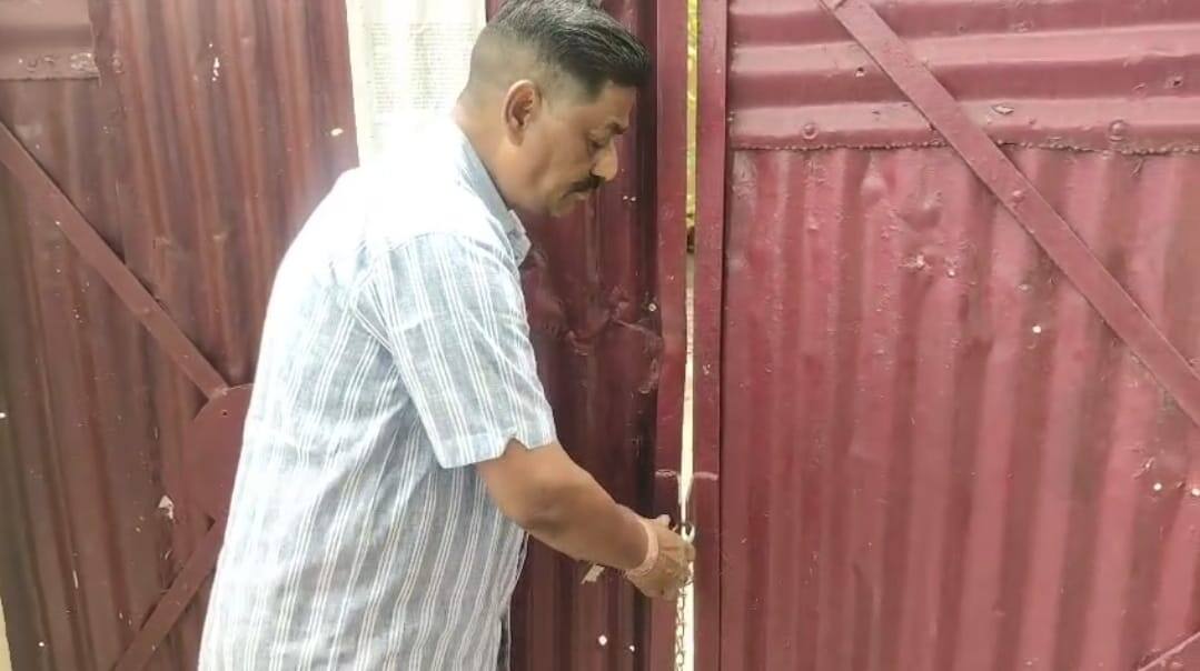 Aligarh News: 30 साल से नगर निगम के सरकारी भवन पर अवैध कब्जा, नगर आयुक्त ने खाली कराया आवास