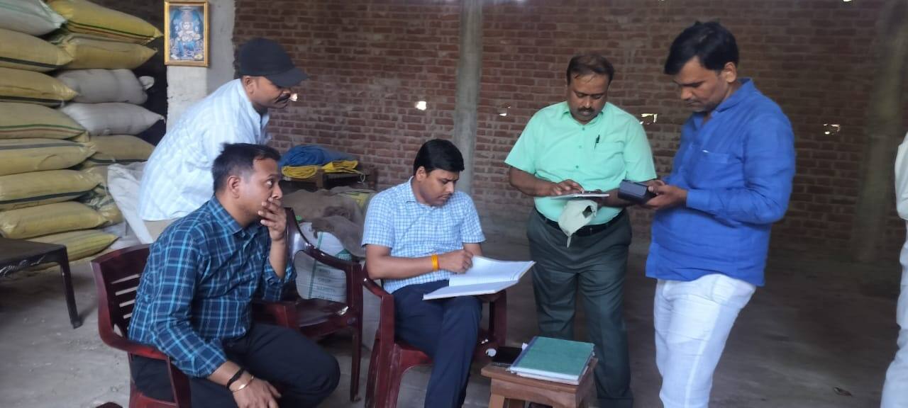 Basti News: बस्ती में खाद की कालाबाजारी का पर्दाफाश, एडीएम ने मारा छापा, सचिव पर मुकदमा दर्ज