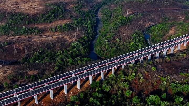 या महामार्गालगत 3 आंतरराष्ट्रीय आणि 7 डोमेस्टीक विमानतळं आहेत. तसेच 2 मोठी आणि 48 लहान पोर्ट (बंदरे) आहेत. 6000 किमी रेल्वे नेटवर्कशी जोडणारा हा समृद्धी महामार्ग आहे.