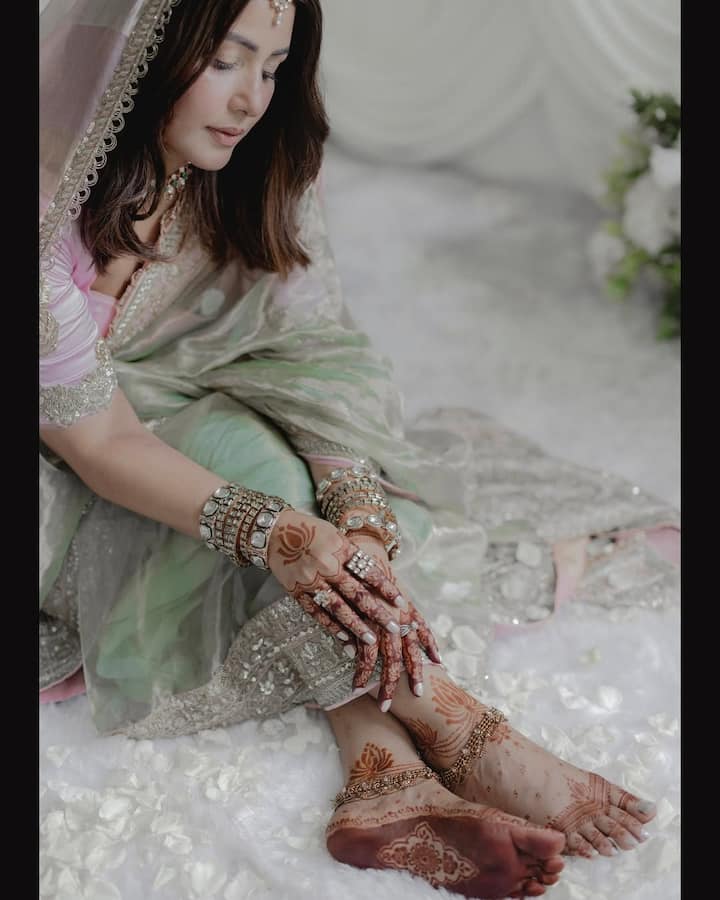 इस खास मौके पर हिना ने फैशन डिजाइनर मनीष मल्होत्रा की टीशू सिल्क साड़ी पहनी.