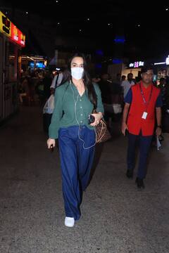 ग्रीन शर्ट...चेहरे पर मास्क, IPL में पंजाब किंग्स की हार के बाद एयरपोर्ट पर स्पॉट हुईं  Preity Zinta