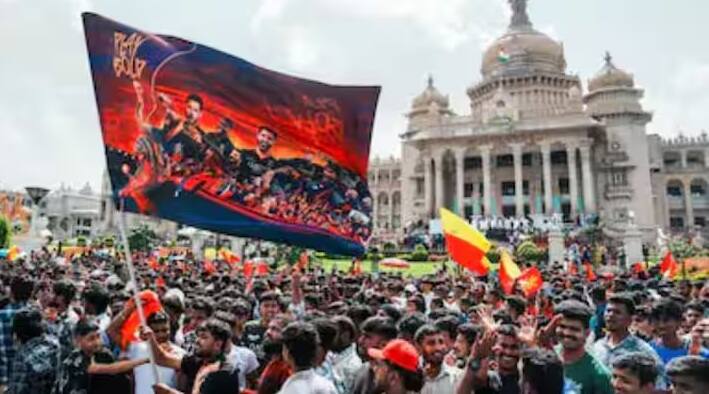 લોકો સ્ટેડિયમની અંદર જવાનો પ્રયાસ કરવા લાગ્યા, આ દરમિયાન સ્ટેડિયમની અંદર અને બહાર ભીડ બેકાબૂ થઈ જવાને કારણે ભાગદોડ મચી ગઈ અને 11 લોકોનાં મોત નીપજ્યાં હતા. ચાલો તમને ભારતમાં ભાગદોડની પાંચ મોટી દુર્ઘટનાઓ વિશે જણાવીએ.