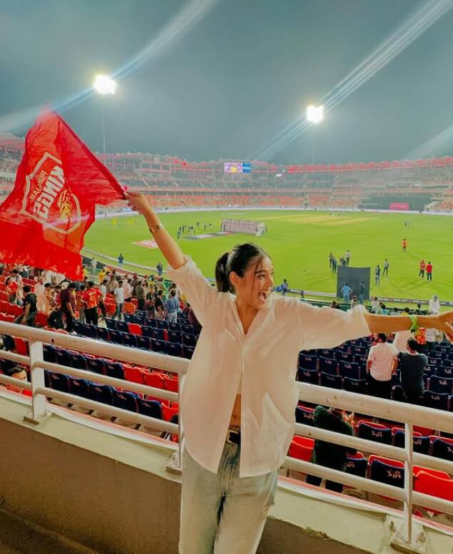 आईपीएल 2025 का फाइनल मंगलवार को पंजाब किंग्स और रॉयल चैलेंजर्स बेंगलुरु के बीच खेला गया था. जहां आरसीबी ने पंजाब को 6 रन से हराकर खिताब अपने नाम कर लिया था. पंजाब की हार के बाद महवश ने इंस्टाग्राम पर ढेर सारी फोटो शेयर की है.