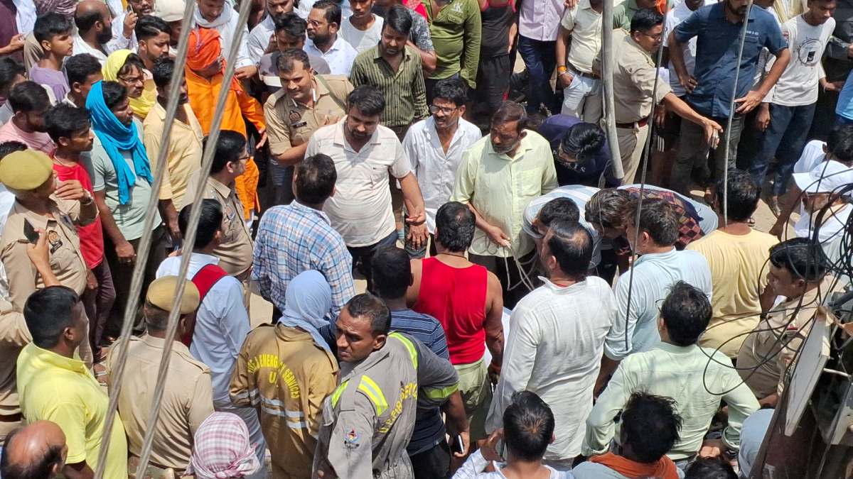 Ghazipur News: गाजीपुर में सीवर पाइपलाइन की सफाई के दौरान दो लोगों की मौत, ढाई घंटे में निकाला दोनों का शव