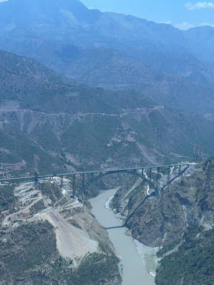 उन्होंने कहा, ''कल जम्मू-कश्मीर के लिए एक ऐतिहासिक दिन है, जब आखिरकार घाटी देश के बाकी हिस्सों से रेलवे लिंक के माध्यम से जुड़ जाएगी, जिसका उद्घाटन माननीय प्रधानमंत्री के हाथों होगा.''