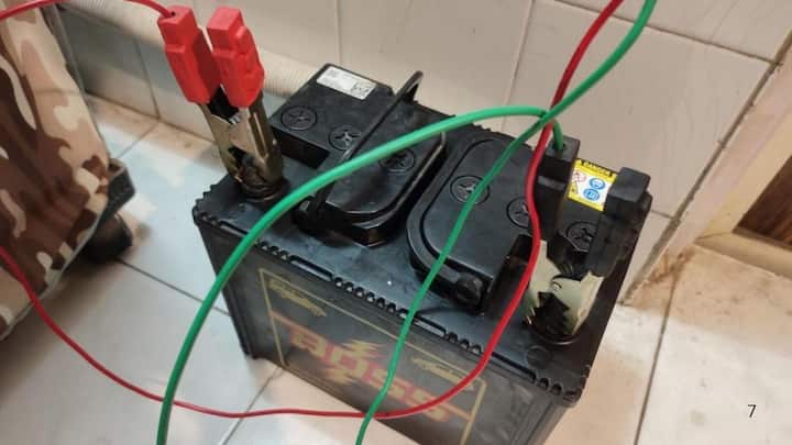 आपको बता दें जब आप इनवर्टर की बैटरी को चार्ज करते हैं. तो उसे कभी भी लोकल या सस्ते चार्जर से चार्ज नहीं करें. हमेशा इनवर्टर वाले चार्जर का ही इस्तेमाल करें. ऊपर बताई गई चीजों का अगर आप ध्यान रखते हैं. तो आपकी बैटरी लंबे समय तक चलेगी