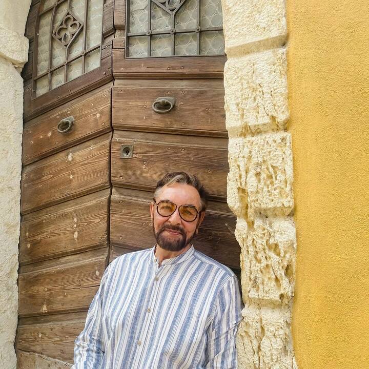 कबीर ने तब राजीव गांधी को अपना ख्याल रखने को कहा लेकिन अगले ही पल खबर आई कि उनकी हत्या कर दी गई थी. एक्टर का कहना है कि पूर्व प्रधानमंत्री की हत्या उनके लिए पर्सनल डैमेज था