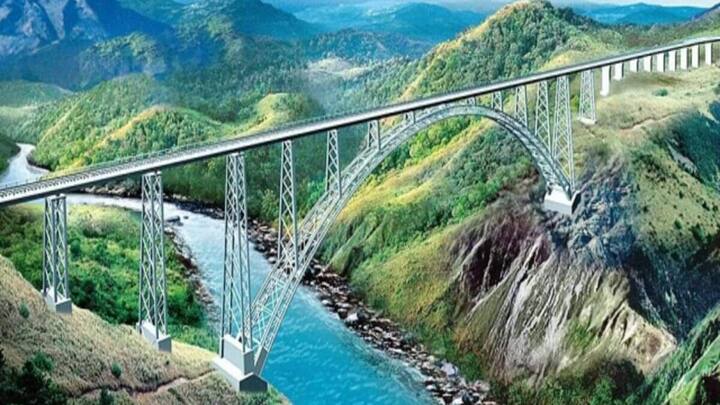 चिनाब ब्रिज को रियासी जिले के बक्कल और कौड़ी के बीच में बनाया गया है. इस पुल के आर्क की लंबाई 467 मीटर है. इसे बनाने में इंजीनियरों को बहुत मेहनत करनी पड़ी है.