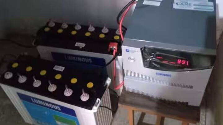 ইনভার্টার ব্যাটারি চার্জে রেখে দিলে এতে অতিরিক্ত চার্জ হয়ে যায়, ফলে ব্যাটারি ক্ষতিগ্রস্ত হয়। এতে ব্যাটারির ভিতর থাকা রাসায়নিকের উপর নেতিবাচক প্রভাব পড়ে।