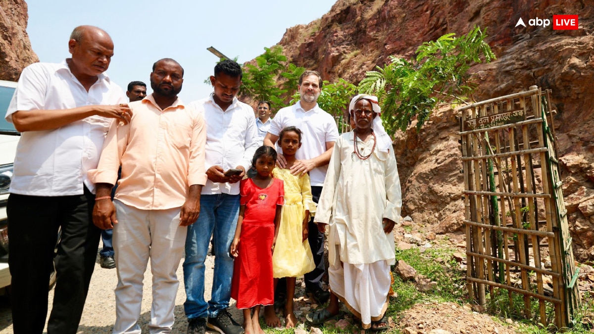 PHOTOS: ‘माउंटेन मैन’ के गांव पहुंचे राहुल गांधी, भागीरथ मांझी से गले मिले, नारियल पानी पीया, देखें तस्वीरें