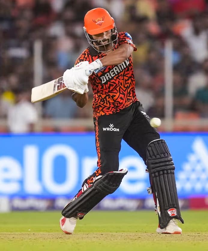 पांचवें नंबर पर नीतीश कुमार रेड्डी होंगे। उन्होंने इस सीजन अपनी बल्लेबाजी से सभी को निराश किया। छठे नंबर पर लियाम लिविंगस्टोन होंगे। उन्होंने इस सीजन में सिर्फ 112 रन बनाए। जबकि सातवें नंबर पर ग्लेन मैक्सवेल नजर आएंगे। मैक्सवेल ने 7 मैचों में सिर्फ 48 रन बनाए।