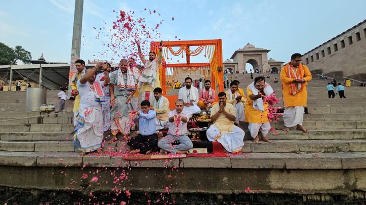 इस दौरान काशी विश्वनाथ मंदिर न्यास की तरफ से एसडीएम शंभू शरण और अन्य अर्चक पूजन में मौजूद रहे. जहां पर गंगा में जलाभिषेक और पुष्प वर्षा कर इस कार्यक्रम के साक्षी बने.