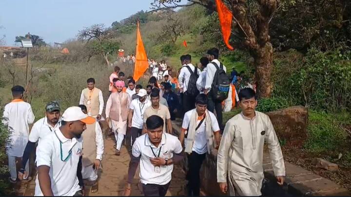 युवराज शहाजी राजे आता राजेशाही पोशाखात रोपवे परिसरातून पायरी मार्गे राजसद्रेवर निघाले आहेत. उसळलेली गर्दी राजसदरकडे जाणाऱ्या मार्गावर निघाली आहे.