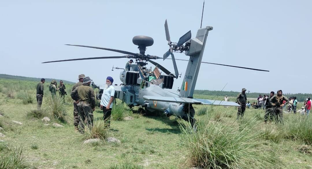 Indian Air Force combat helicopter emergency landing in Saharanpur Watch Video भारतीय वायुसेना के हेलीकॉप्टर की खेत में हुई इमरजेंसी लैंडिंग, सामने आया वीडियो