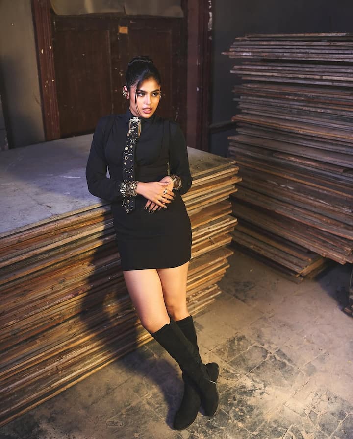 ఈ ఫొటోస్ షేర్ చేసిన ఫరియా అబ్దుల్లా Happy Thursday fraaands  అని పోస్ట్ పెట్టింది