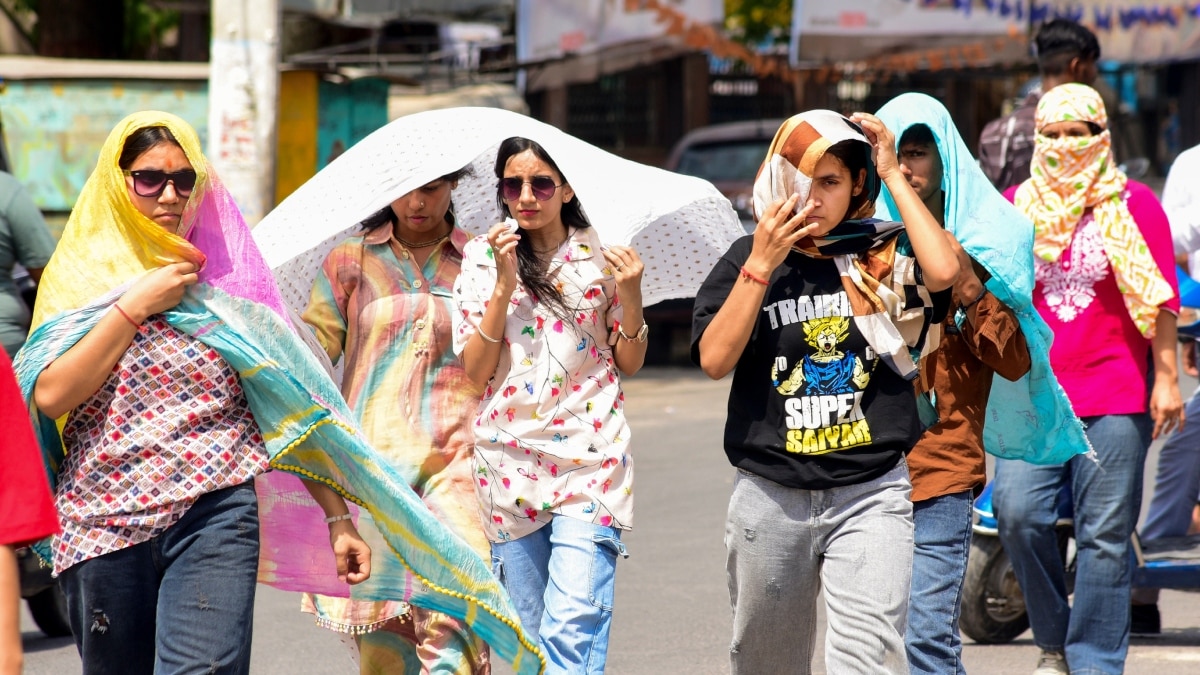 Delhi Weather: दिल्ली वाले भीषण गर्मी झेलने के लिए रहें तैयार, आने वाले दिनों में 7 डिग्री तक बढ़ेगा तापामान