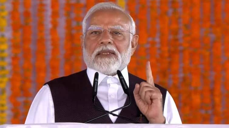PM Modi announced 2 lakh rupees whose houses damaged in Pakistan shelling Jammu Kashmir Visit Chenab Rail Bridge पाकिस्तान ने जिन घरों पर दागे थे गोले, पीएम मोदी ने किया उनके लिए बड़ा ऐलान, दिया ये 'तोहफा'