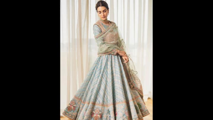 2. Kriti Sanon: Kriti Sanon’s outfit severed as an example of how pastel outfits can carry opulence. Her Anarkali suit had a soft powder blue base that featured delicate metallic thread work. The intricate sari work with hints of gold and silver added grace to the look. She complemented her look with a sheer dupatta that had traditional embroidery and light sparkle detailing for a rich vibe. The actress styled her Anarkali with a choker and earrings that reflected a vintage charm. (Image Source: Pinterest/vidushirathore396)