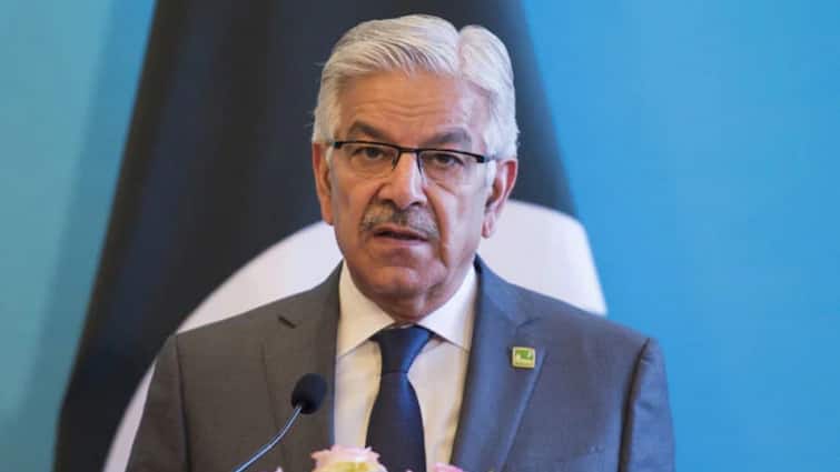 Khawaja Asif claims Islamabad will defeat India in water war after chenab river dries in Pakistan PAK में सूखी चिनाब नदी तो ख्वाजा आसिफ ने दी गीदड़भभकी, बोले- 'हम भारत को वॉटर वॉर में...'
