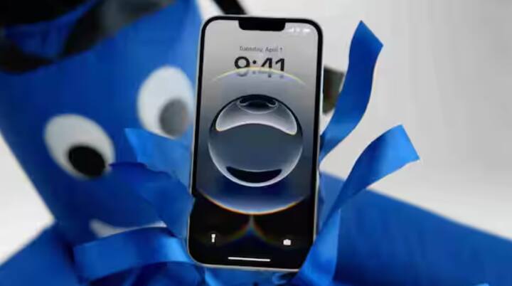 ਐਪਲ ਦੁਆਰਾ ਆਈਫੋਨ 16e ਨੂੰ ਇੱਕ ਨਵੇਂ ਡਿਜ਼ਾਈਨ ਅਤੇ ਅਤਿ-ਆਧੁਨਿਕ ਤਕਨਾਲੋਜੀ ਦੇ ਨਾਲ ਪੇਸ਼ ਕੀਤਾ ਗਿਆ ਹੈ। ਇਸ ਵਿੱਚ 6.1-ਇੰਚ ਦੀ ਸੁਪਰ ਰੈਟੀਨਾ XDR OLED ਡਿਸਪਲੇਅ ਹੈ, ਜੋ ਕਿ ਇੱਕ ਆਕਰਸ਼ਕ ਨੌਚ ਡਿਜ਼ਾਈਨ ਦੇ ਨਾਲ ਆਉਂਦੀ ਹੈ। ਇਹ ਡਿਜ਼ਾਈਨ ਪਿਛਲੇ ਕੁਝ ਸਾਲਾਂ ਤੋਂ ਨਹੀਂ ਦੇਖਿਆ ਗਿਆ ਸੀ, ਅਤੇ ਆਈਫੋਨ 14 ਤੋਂ ਬਾਅਦ ਪਹਿਲੀ ਵਾਰ ਇਸਨੂੰ ਵਾਪਸ ਲਿਆਂਦਾ ਗਿਆ ਹੈ।