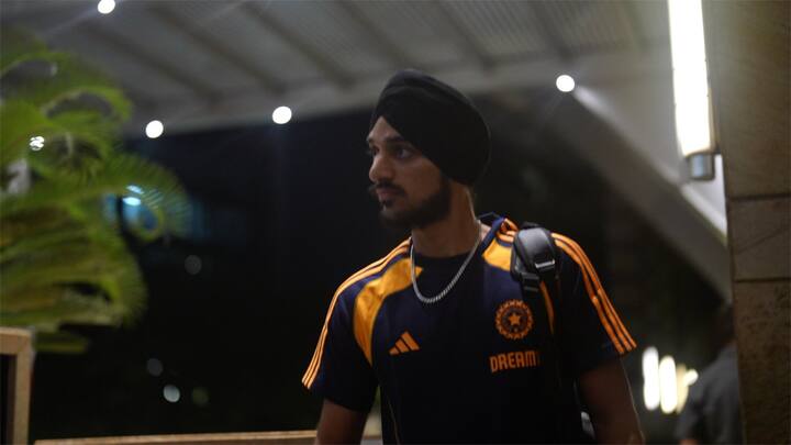 शुक्रवारी पहाटे, बीसीसीआयने मुंबई विमानतळावरून खेळाडूंचे फोटो शेअर केले.