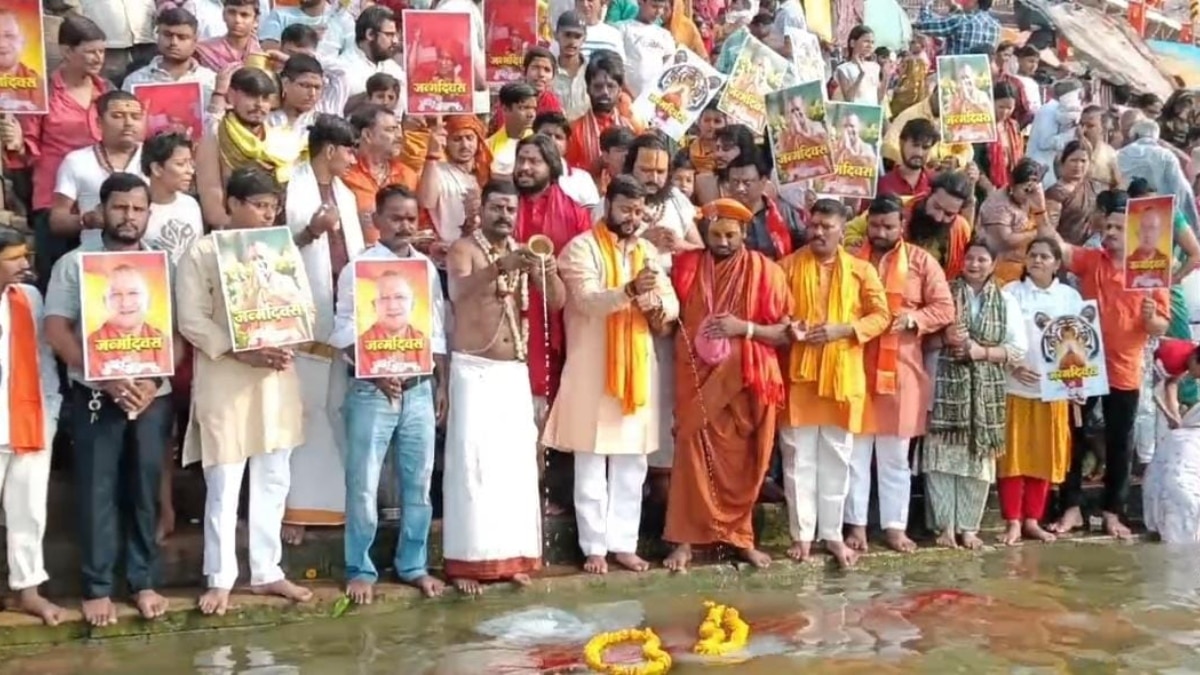 वाराणसी में धूमधाम से मनाया गया जन्मदिन, समर्थकों ने मां गंगा से की विशेष प्रार्थना