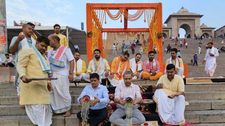 Ganga Dussehra Kashi: देशभर में हर्षोल्लास से गंगा दशहरा का पर्व मनाया गया है वहीं काशी विश्वनाथ मंदिर के न्यासों ने भी मां गंगा का पूजन किया है.
