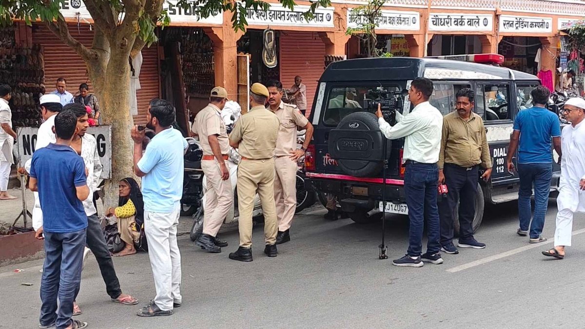 कुर्बानी के बाद अब सड़कों पर नमाज को लेकर विवाद, BJP ने की योगी मॉडल अपनाने की मांग