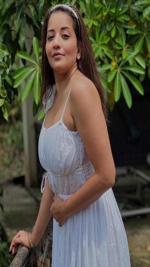 વ્હાઈટ ડ્રેસમાં મોનાલિસાએ આપ્યા શાનદાર પોઝ