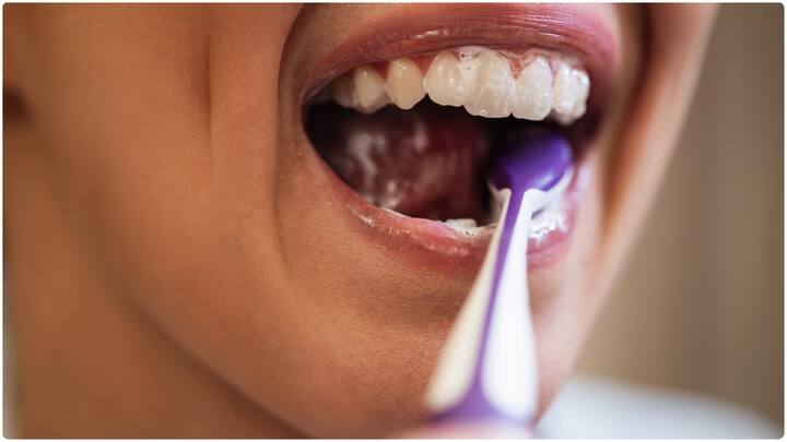 ప్రతిరోజూ పళ్లు తోముకోవడం వల్ల దంతాలు ఆరోగ్యంగా ఉంటాయి. బ్రషింగ్ వల్ల పళ్లపై ఉండే పాచి తొలగుతుంది. బ్యాక్టీరియాను తొలగించి నోటి ఆరోగ్యాన్ని మెరుగుపరుస్తుంది.