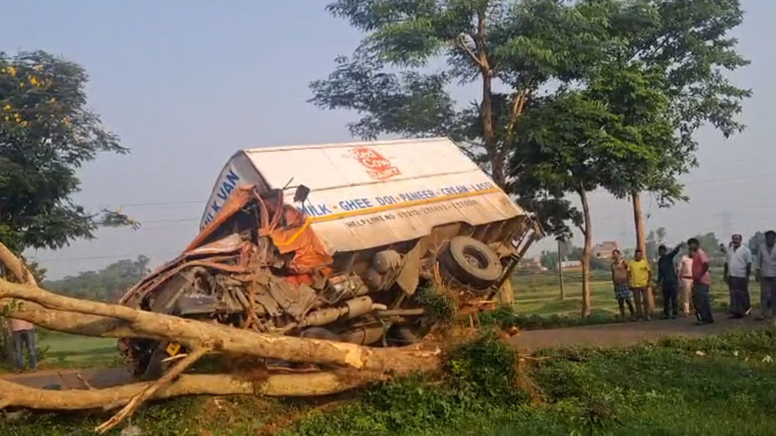 Bankura News: যাত্রীবাহী বাস ও পিক আপ ভ্যানের সংঘর্ষ, ভেঙে চুরমার উইন্ড স্ক্রিন, গাছ পর্যন্ত গেল উপড়ে, মর্মান্তিক দুর্ঘটনা বাঁকুড়ায় !