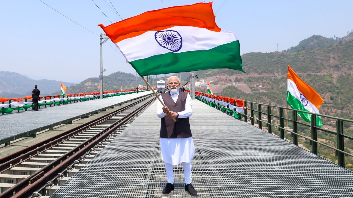 हाथ में तिरंगा लिए पीएम मोदी का वीडियो शेयर कर सीएम योगी बोले- आज का दिन…