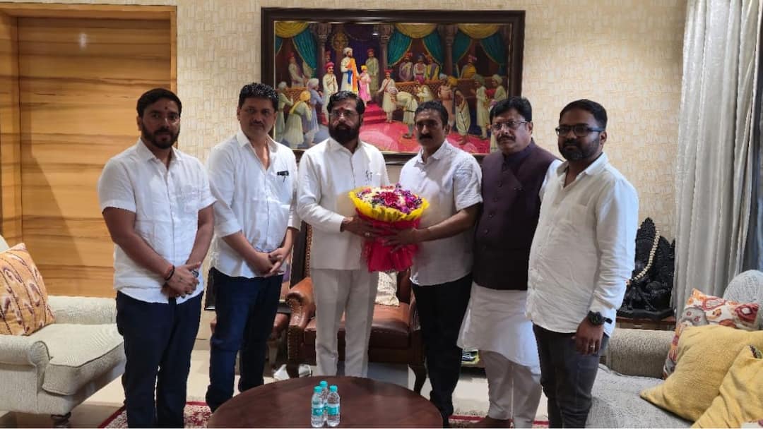 Former Standing Committee Chairman Sharangdhar Deshmukh to join Shinde Shiv Sena Kolhapur satej patil Marathi News Update Kolhapur News: निवडणुकीच्या तोंडावर कोल्हापूर महापालिकेत सतेज पाटलांना धक्का; काँग्रेसचा गटनेता शिंदे सेनेच्या गळाला