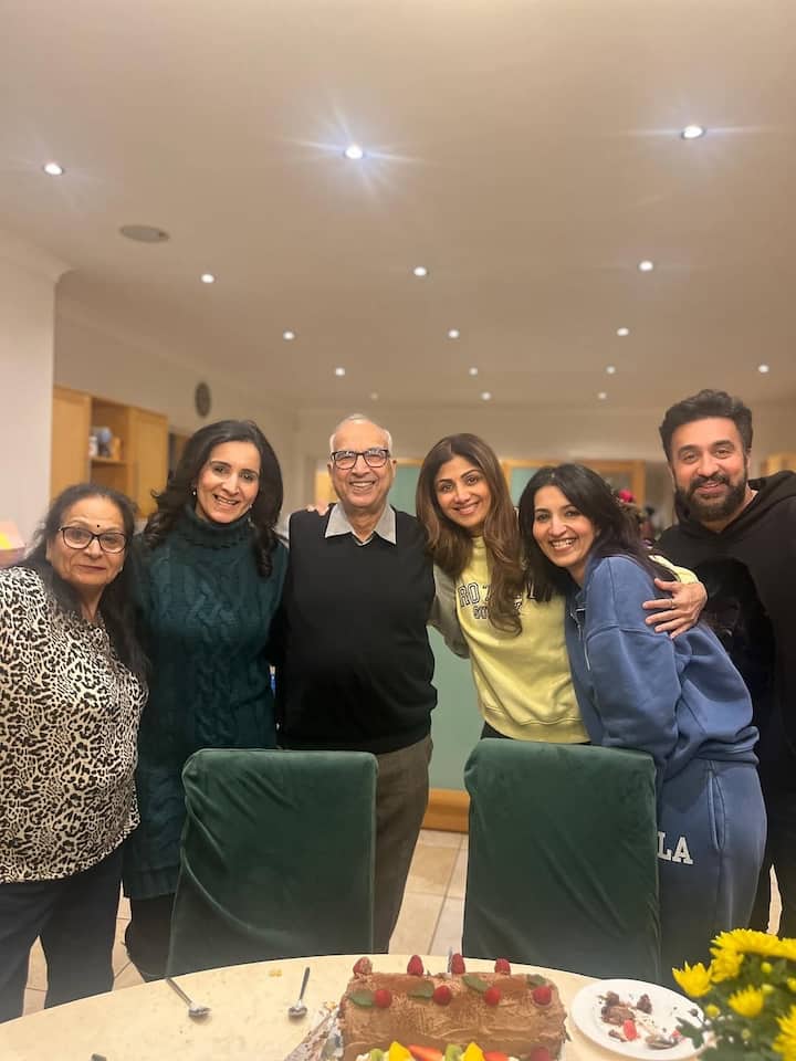 इस बार शिल्पा ने अपनी ननद रीना कुंद्रा को बर्थडे विश किया है. रीना के बर्थडे पर शिल्पा ने ढेर सारी फोटोज शेयर की हैं.