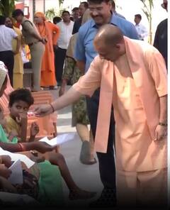 CM योगी ने जनता दर्शन के दौरान लोगों की समस्याएं सुनीं | ABP NEWS SHORTS