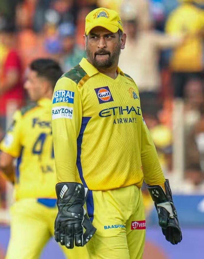 धोनी इस टीम के कप्तान और विकेटकीपर की भूमिका निभाएंगे। धोनी ने इस साल 135.17 की स्ट्राइक रेट से 196 रन बनाए। राशिद खान स्पिनर की भूमिका निभाएंगे। उन्होंने इस साल बहुत खराब गेंदबाजी की। राशिद ने 57.4 की औसत से 9 विकेट लिए। इस साल मोहम्मद शमी और इशांत शर्मा ने अपनी-अपनी टीमों के लिए बहुत खराब गेंदबाजी की। वे इस फ्लॉप 11 का हिस्सा हैं।