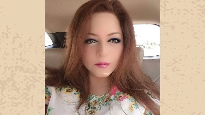 সীমা জানিয়েছেন, স্কুল থেকে ফিরেও ঘণ্টার পর ঘণ্টা সিঁড়িতে দাঁড়িয়ে থাকতে হতো তাঁকে। প্রতিবেশীদের করুণা হলে নিজেদের বাড়িতে ডাকতেন তাঁরা, জল দিতে চাইতেন। কিন্তু মাকে এত ভয় পেতেন যে, পরিণাম ভেবে সিঁড়ি থেকে নড়তে পারতেন না।