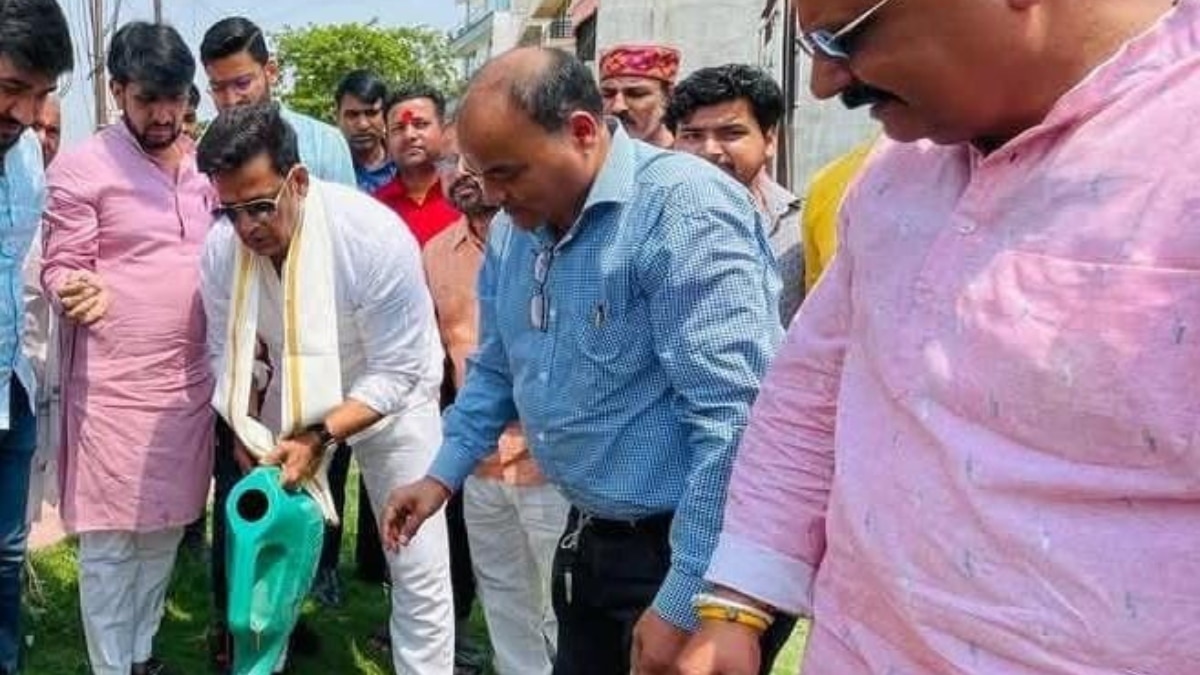 रवि किशन ने मां को समर्पित किया सिंदूर का पौधा, कहा— पेड़ और मां दोनों जीवन की जड़ हैं