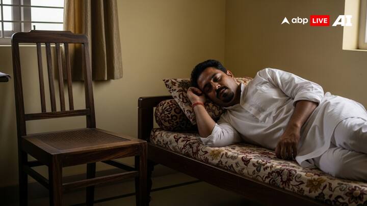 कभी भी सोने जा रहे हो तो आस-पास रखी खाली कुर्सी पर कुछ भी सामान रख दें. वास्तु शास्त्र में खाली कुर्सी के पास सोना सही नहीं माना जाता है.